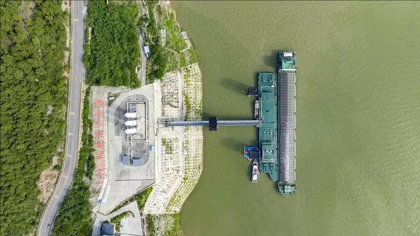 秭归：三峡库区LNG加注忙